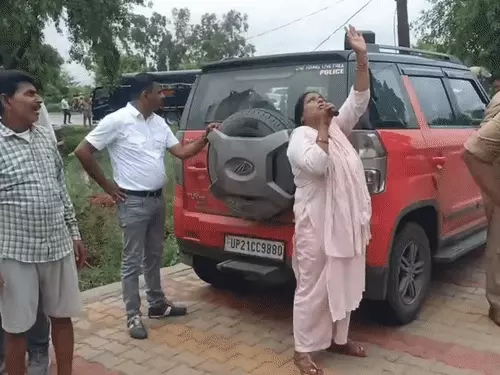 शाहजहांपुर में 125 फीट ऊंचे टॉवर पर चढ़ा युवक, 16 घंटे से जारी हाईवोल्टेज ड्रामा; कभी CBI तो कभी राष्ट्रपति को बुलाने की मांग