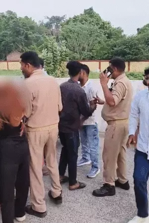 बीमार पिता के सामने युवती से दरिंदगी, पुलिस मौजूद रही और दबंग करते रहे मारपीट