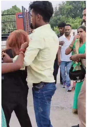 बीमार पिता के सामने युवती से दरिंदगी, पुलिस मौजूद रही और दबंग करते रहे मारपीट