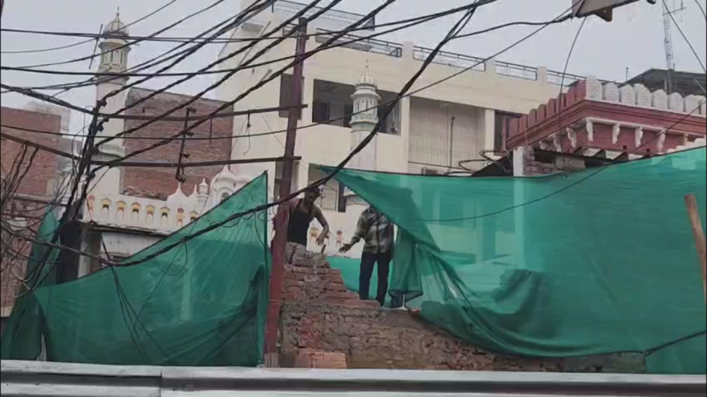 वाराणसी के दालमंडी में सड़क चौड़ीकरण शुरू, पांच मस्जिदों के चिह्नित हिस्सों पर चला ध्वस्तीकरण अभियान, भारी सुरक्षा बल तैनात