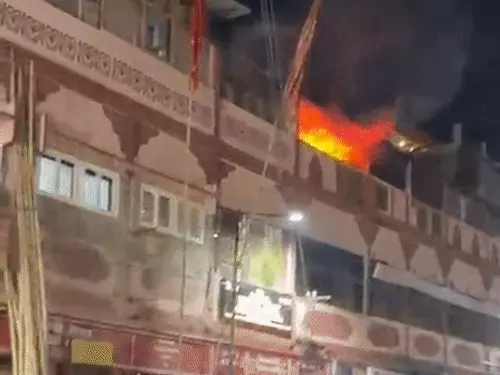 शीतला घाट स्थित सहकारी भवन में शॉर्ट सर्किट से लगी आग, दमकल की तत्परता से टला बड़ा हादसा
