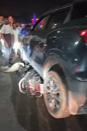 "अब देख, तेरे साथ क्या करती हूं…" कहासुनी के बाद कार से स्कूटी में मारी टक्कर, गोमतीनगर में युवती कार के नीचे फंसी; पैर में दो फ्रैक्चर