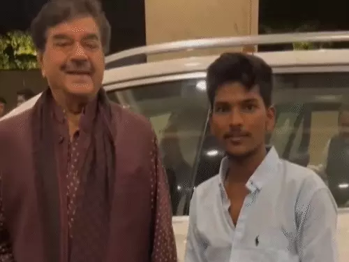 शत्रुघ्न सिन्हा ने फोटो के दौरान फैन को कहा- ‘हाथ नीचे’, वायरल वीडियो पर सोशल मीडिया में मची बहस