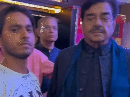 शत्रुघ्न सिन्हा ने फोटो के दौरान फैन को कहा- ‘हाथ नीचे’, वायरल वीडियो पर सोशल मीडिया में मची बहस