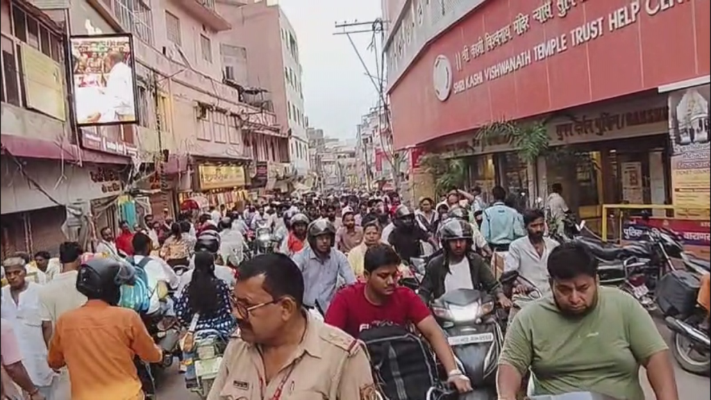 मैदागिन चौराहे पर जाम का संकट, घंटों फंसे रहते हैं वाहन; श्रद्धालु और स्थानीय लोग परेशान