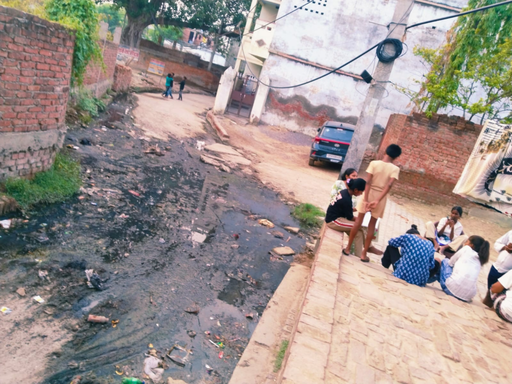 वर्षों से जलभराव की मार झेल रहे ग्रामीण, ग्राम समाज की भूमि पर आरोपित अतिक्रमण हटाने की मांग
