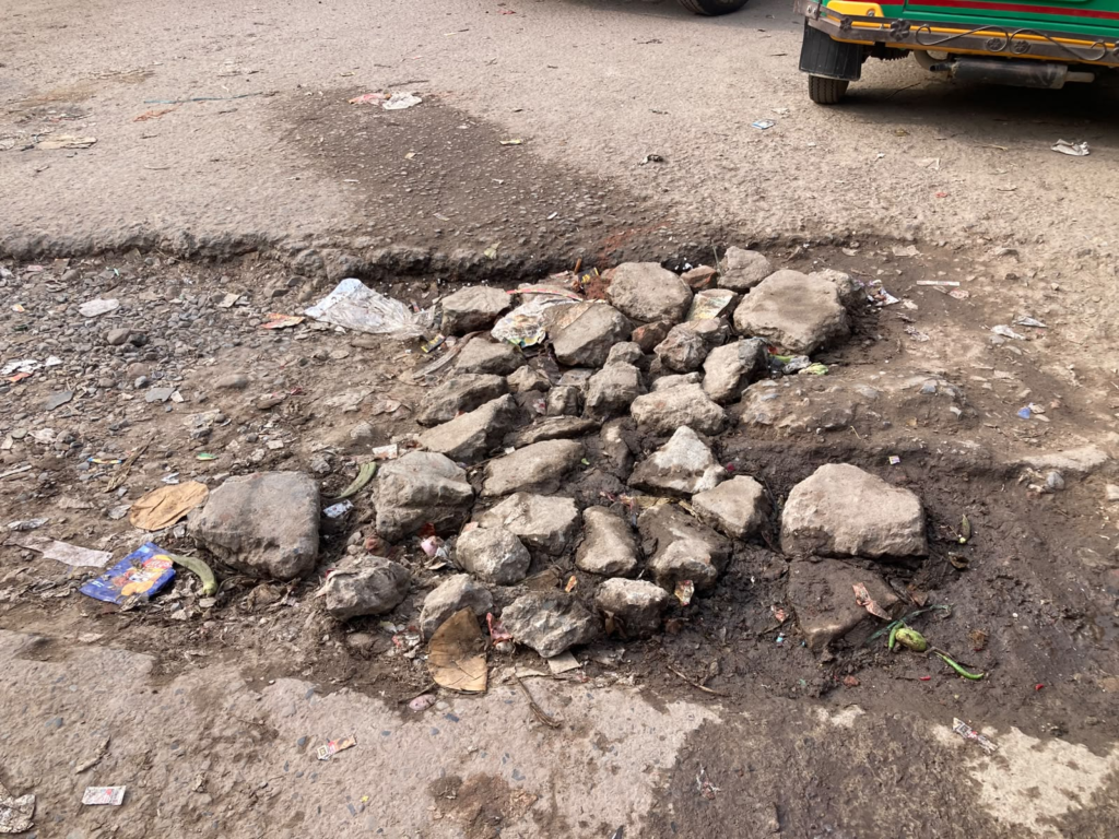 रथयात्रा से पहले बदहाल रथमार्ग, गड्ढों और सीवर के गंदे पानी के बीच निकलेगा भगवान जगन्नाथ का रथ