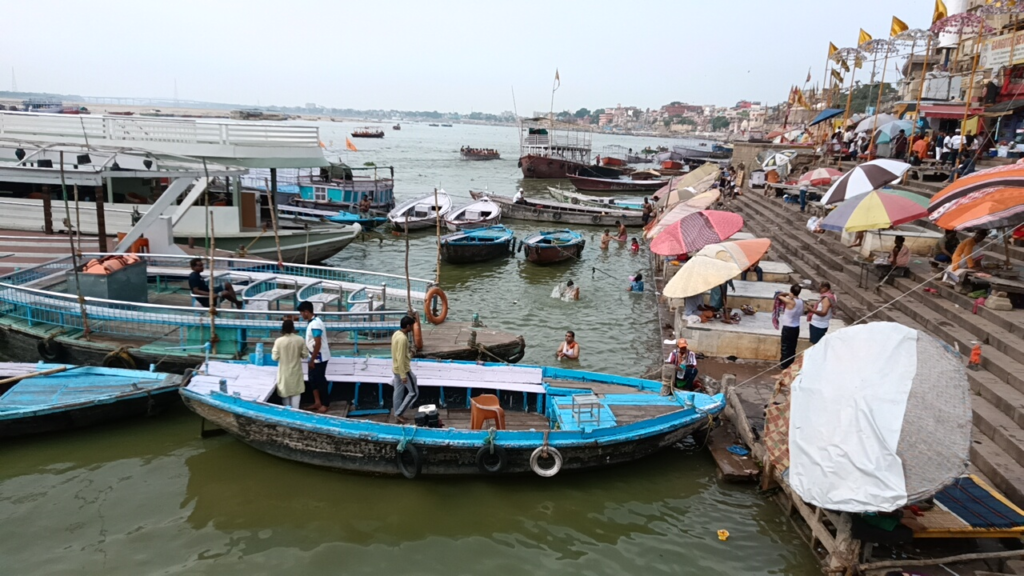 वाराणसी में गंगा का जलस्तर तेजी से बढ़ा, दो दिनों में साढ़े पांच फीट चढ़ा पानी; घाटों पर बढ़ी हलचल