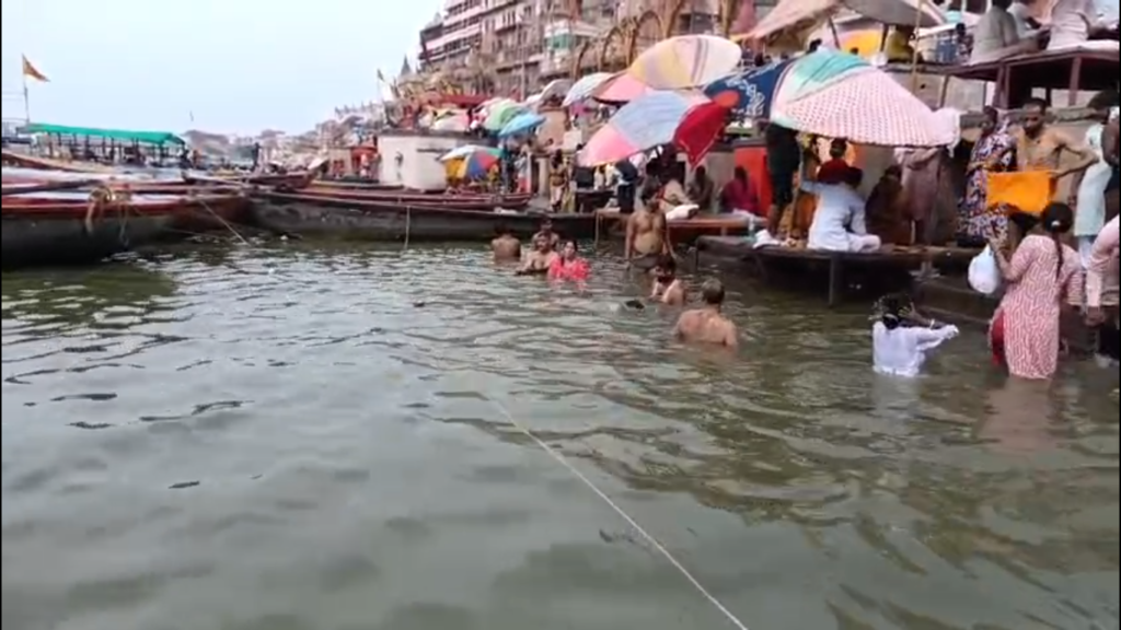 वाराणसी में गंगा का जलस्तर तेजी से बढ़ा, दो दिनों में साढ़े पांच फीट चढ़ा पानी; घाटों पर बढ़ी हलचल