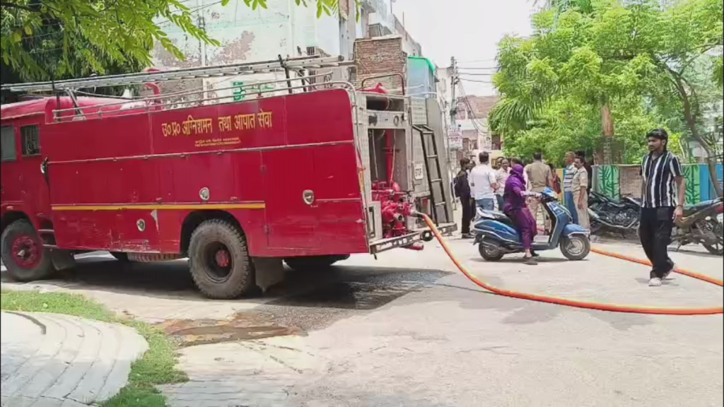 वाराणसी में फ्लैट में लगी भीषण आग, शादी का सामान समेत लाखों की गृहस्थी राख
