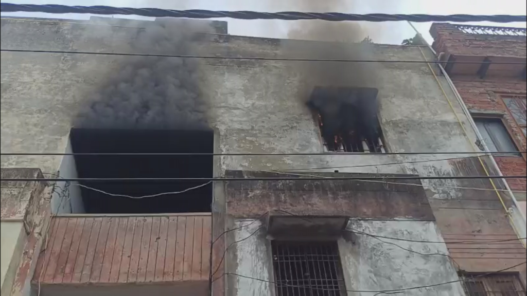 वाराणसी में फ्लैट में लगी भीषण आग, शादी का सामान समेत लाखों की गृहस्थी राख