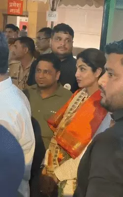 वाराणसी पहुंचीं शिल्पा शेट्टी: काशी विश्वनाथ मंदिर में किए दर्शन, 'हर-हर महादेव' के जयघोष के साथ लिया बाबा का आशीर्वाद