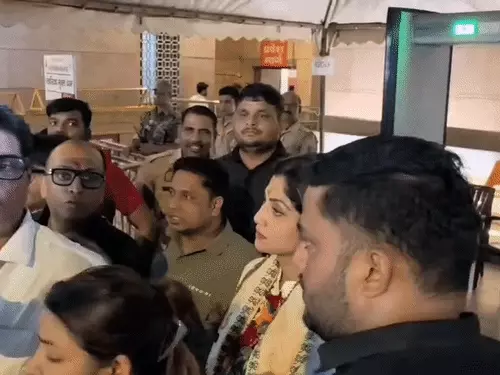 वाराणसी पहुंचीं शिल्पा शेट्टी: काशी विश्वनाथ मंदिर में किए दर्शन, 'हर-हर महादेव' के जयघोष के साथ लिया बाबा का आशीर्वाद