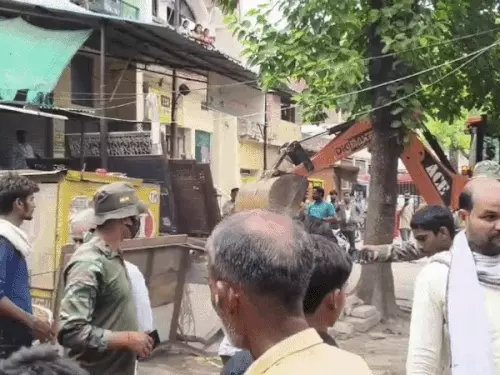 दशमी मैदान में अतिक्रमण हटाने की कार्रवाई, वर्षों से दुकान चला रहे व्यापारियों ने जताया विरोध