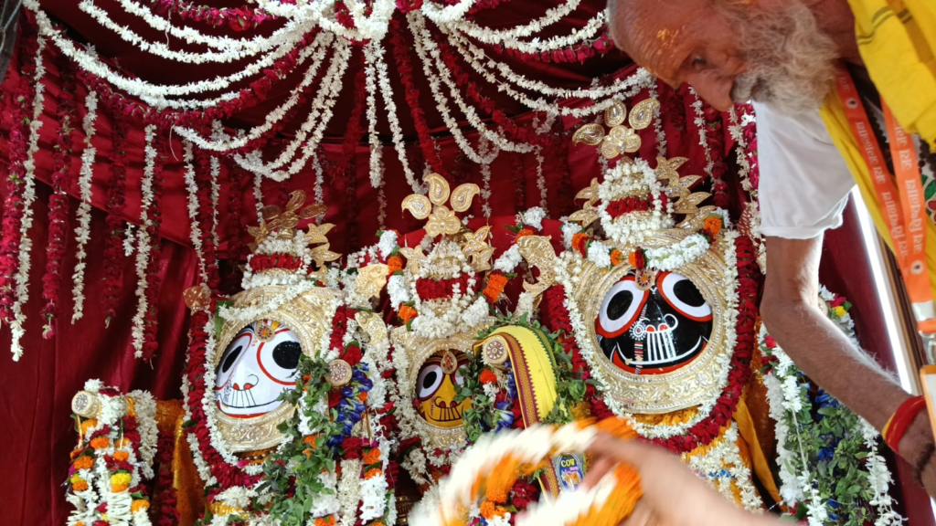 वाराणसी में भगवान जगन्नाथ रथयात्रा मेले का शुभारंभ, मंगला आरती के बाद उमड़ी श्रद्धालुओं की भारी भीड़; 56 भोग और नानखटाई प्रसाद बना आकर्षण