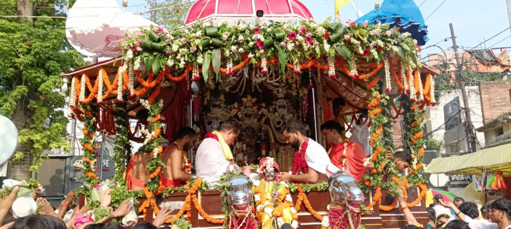 वाराणसी में भगवान जगन्नाथ रथयात्रा मेले का शुभारंभ, मंगला आरती के बाद उमड़ी श्रद्धालुओं की भारी भीड़; 56 भोग और नानखटाई प्रसाद बना आकर्षण