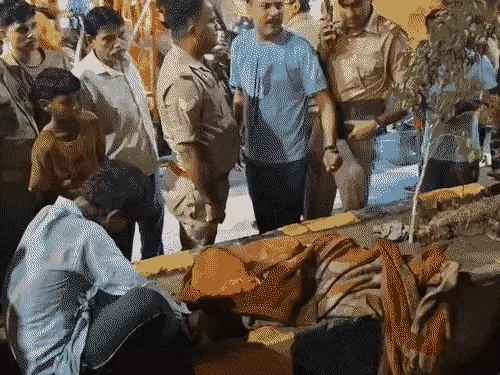वाराणसी में हाईवा ने 5 साल के मासूम को कुचला: सड़क पार करते समय सिर के ऊपर से गुजरा पहिया, मौके पर मौत
