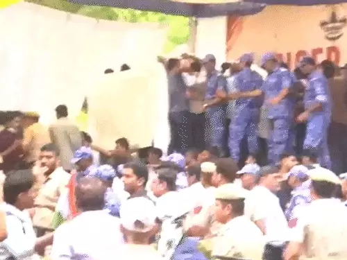 21वें दिन सोनम वांगचुक को अस्पताल ले गई पुलिस, जंतर-मंतर पर अभिजीत दीपके पर स्याही फेंकी, मचा हंगामा