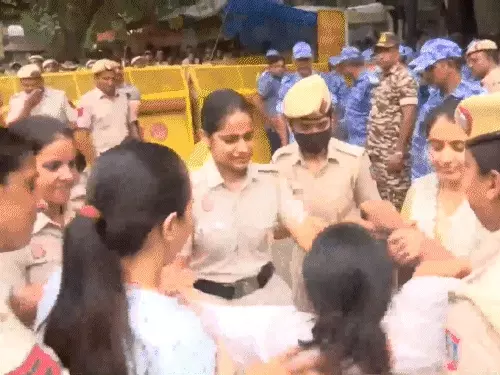 21वें दिन सोनम वांगचुक को अस्पताल ले गई पुलिस, जंतर-मंतर पर अभिजीत दीपके पर स्याही फेंकी, मचा हंगामा