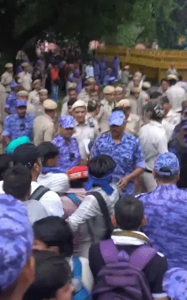 संसद के करीब पहुंचा CJP का मार्च: पुलिस ने छोड़े आंसू गैस के गोले, सभी गेटों पर सुरक्षा कड़ी; अभिजीत दीपके ने तोड़ी भूख हड़ताल