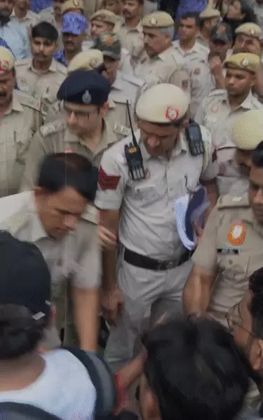 संसद के करीब पहुंचा CJP का मार्च: पुलिस ने छोड़े आंसू गैस के गोले, सभी गेटों पर सुरक्षा कड़ी; अभिजीत दीपके ने तोड़ी भूख हड़ताल