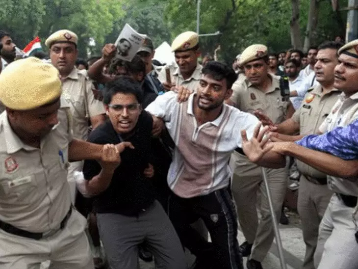 संसद के करीब पहुंचा CJP का मार्च: पुलिस ने छोड़े आंसू गैस के गोले, सभी गेटों पर सुरक्षा कड़ी; अभिजीत दीपके ने तोड़ी भूख हड़ताल