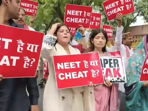 NEET विवाद पर यूपी में विपक्ष का हल्लाबोल: लखनऊ में विधानसभा कूच रोका, वाराणसी-आगरा में प्रदर्शन, दिल्ली में सांसदों का मार्च