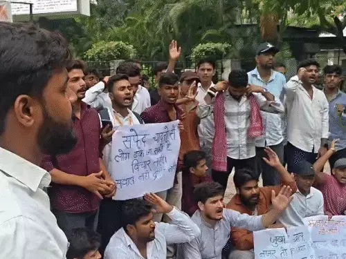 NEET विवाद पर यूपी में विपक्ष का हल्लाबोल: लखनऊ में विधानसभा कूच रोका, वाराणसी-आगरा में प्रदर्शन, दिल्ली में सांसदों का मार्च