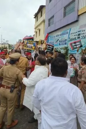 NEET विवाद पर यूपी में विपक्ष का हल्लाबोल: लखनऊ में विधानसभा कूच रोका, वाराणसी-आगरा में प्रदर्शन, दिल्ली में सांसदों का मार्च