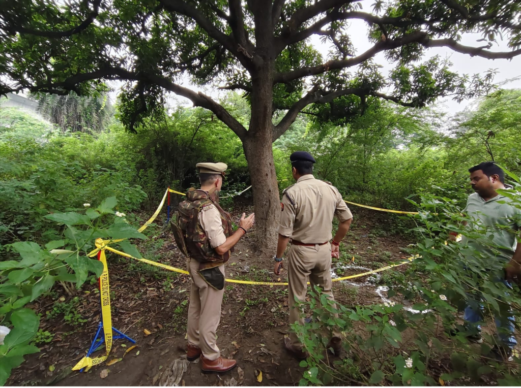 रामनगर में पुलिस और पशु तस्करों के बीच मुठभेड़, गोली लगने से एक तस्कर घायल; कंटेनर से 30 गोवंश बरामद