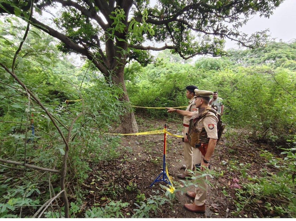 रामनगर में पुलिस और पशु तस्करों के बीच मुठभेड़, गोली लगने से एक तस्कर घायल; कंटेनर से 30 गोवंश बरामद