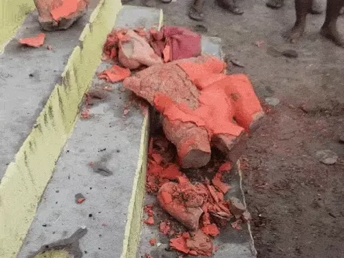 सारनाथ में हनुमान मंदिर की प्रतिमा खंडित, ग्रामीणों का फूटा गुस्सा; मौके पर पहुंची पुलिस, जांच शुरू
