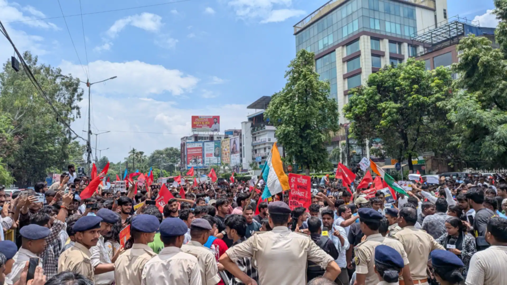देशभर में गूंजा NEET पेपर लीक का मुद्दा, पटना में छात्रों पर लाठीचार्ज, कई राज्यों में प्रदर्शन
