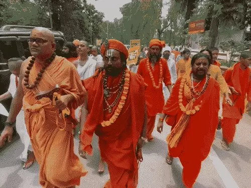 वाराणसी में गौ सम्मान को लेकर संतों का प्रदर्शन, 5.5 लाख हस्ताक्षरों वाला ज्ञापन बुलडोजर के साथ डीएम को सौंपा
