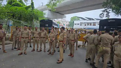 लखनऊ विश्वविद्यालय में छात्रों का प्रदर्शन, विपक्षी नेताओं के खिलाफ लगाए नारे; पेपर लीक मुद्दे पर उठाए सवाल