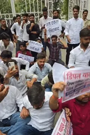 लखनऊ विश्वविद्यालय में छात्रों का प्रदर्शन, विपक्षी नेताओं के खिलाफ लगाए नारे; पेपर लीक मुद्दे पर उठाए सवाल