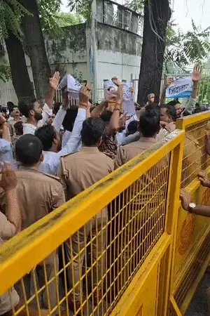 लखनऊ विश्वविद्यालय में छात्रों का प्रदर्शन, विपक्षी नेताओं के खिलाफ लगाए नारे; पेपर लीक मुद्दे पर उठाए सवाल