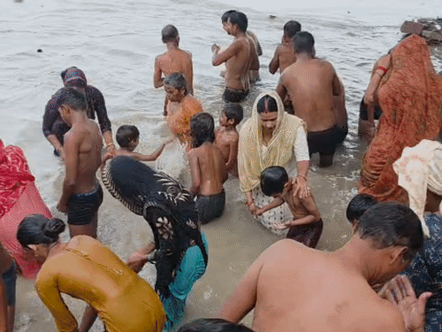 गुरु पूर्णिमा पर आस्था से सराबोर हुई काशी, गंगा घाटों से लेकर मठ-मंदिरों तक उमड़ा श्रद्धालुओं का सैलाब