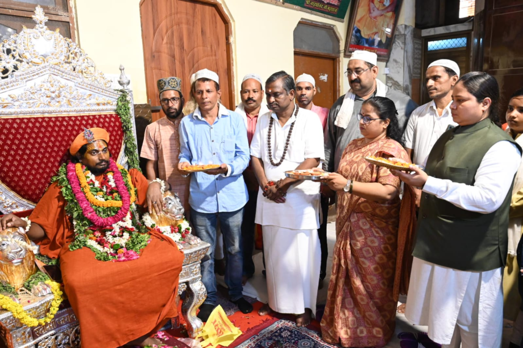 गुरु पूर्णिमा पर वाराणसी में सामाजिक समरसता की मिसाल, मुस्लिम शिष्यों ने उतारी जगद्गुरु बालक देवाचार्य की आरती, लिया आशीर्वाद