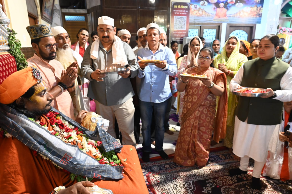 गुरु पूर्णिमा पर वाराणसी में सामाजिक समरसता की मिसाल, मुस्लिम शिष्यों ने उतारी जगद्गुरु बालक देवाचार्य की आरती, लिया आशीर्वाद