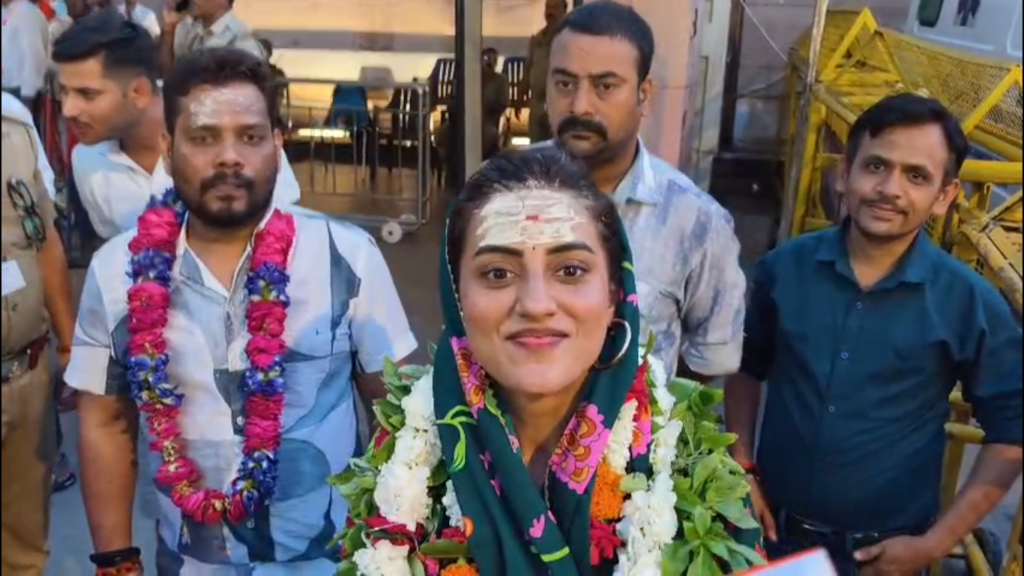 गुरु पूर्णिमा से पहले बाबा विश्वनाथ के दरबार पहुंचीं अभिनेत्री अक्षरा सिंह, परिवार संग किया दर्शन-पूजन