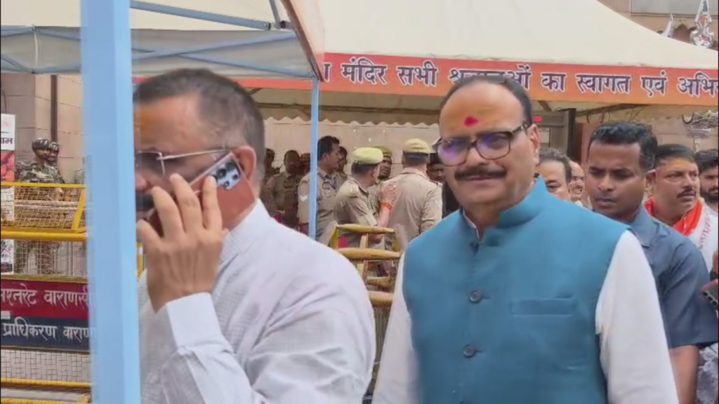काशी विश्वनाथ मंदिर पहुंचे डिप्टी सीएम ब्रजेश पाठक, बाबा के दरबार में की पूजा-अर्चना