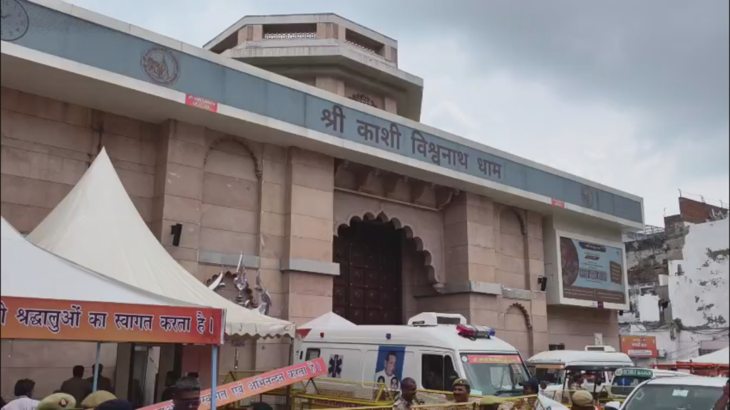 काशी विश्वनाथ मंदिर पहुंचे डिप्टी सीएम ब्रजेश पाठक, बाबा के दरबार में की पूजा-अर्चना
