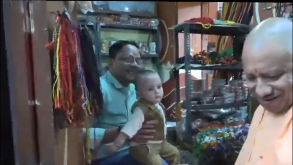 सावन के प्रथम दिन शिवालयों में उमड़ी आस्था, काशी विश्वनाथ धाम में श्रद्धालुओं का सैलाब; मुख्यमंत्री योगी ने किया जलाभिषेक