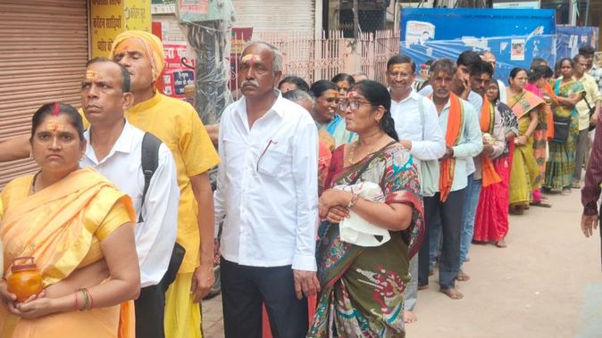 सावन के प्रथम दिन शिवालयों में उमड़ी आस्था, काशी विश्वनाथ धाम में श्रद्धालुओं का सैलाब; मुख्यमंत्री योगी ने किया जलाभिषेक