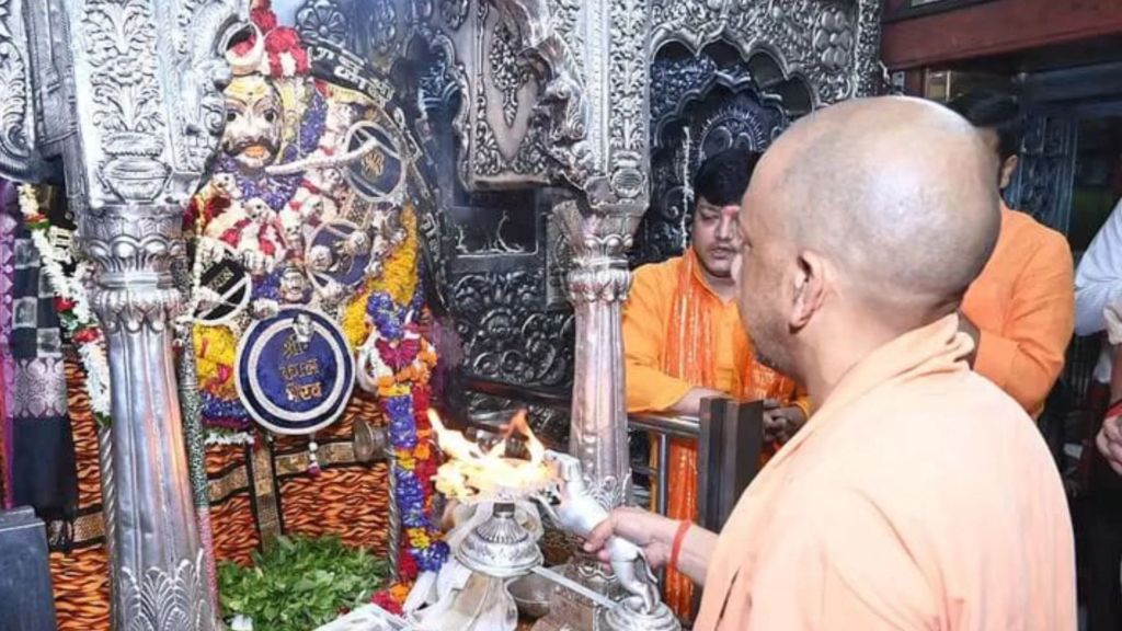सावन के प्रथम दिन शिवालयों में उमड़ी आस्था, काशी विश्वनाथ धाम में श्रद्धालुओं का सैलाब; मुख्यमंत्री योगी ने किया जलाभिषेक