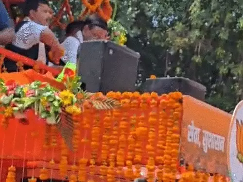लखनऊ पहुंचे भाजपा राष्ट्रीय अध्यक्ष नितिन नवीन, सीएम योगी ने किया स्वागत, 18 KM रोड शो में उमड़ा जनसैलाब, 2027 चुनाव पर दिया बड़ा संदेश