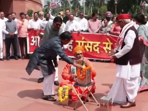 राम मंदिर चढ़ावा विवाद: संसद परिसर में विपक्ष का प्रदर्शन, पप्पू यादव पुजारी बनकर पहुंचे; राहुल गांधी ने दानपेटी में डाला चंदा