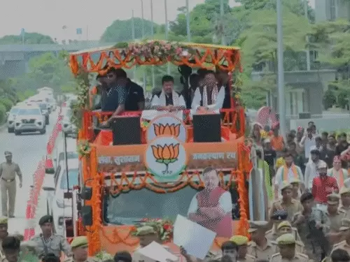 लखनऊ पहुंचे भाजपा राष्ट्रीय अध्यक्ष नितिन नवीन, सीएम योगी ने किया स्वागत, 18 KM रोड शो में उमड़ा जनसैलाब, 2027 चुनाव पर दिया बड़ा संदेश