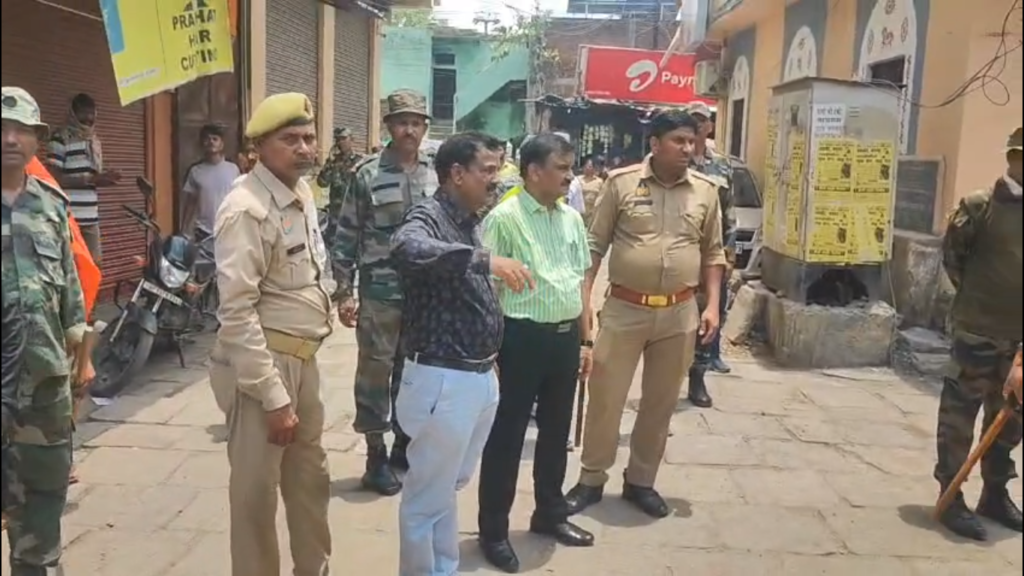 वाराणसी कैंट स्टेशन क्षेत्र में नगर निगम का बड़ा अतिक्रमण अभियान, दुकानदारों पर चला जुर्माने का डंडा